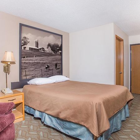 Super 8 By Wyndham Monroe Wi Hotell Exteriör bild