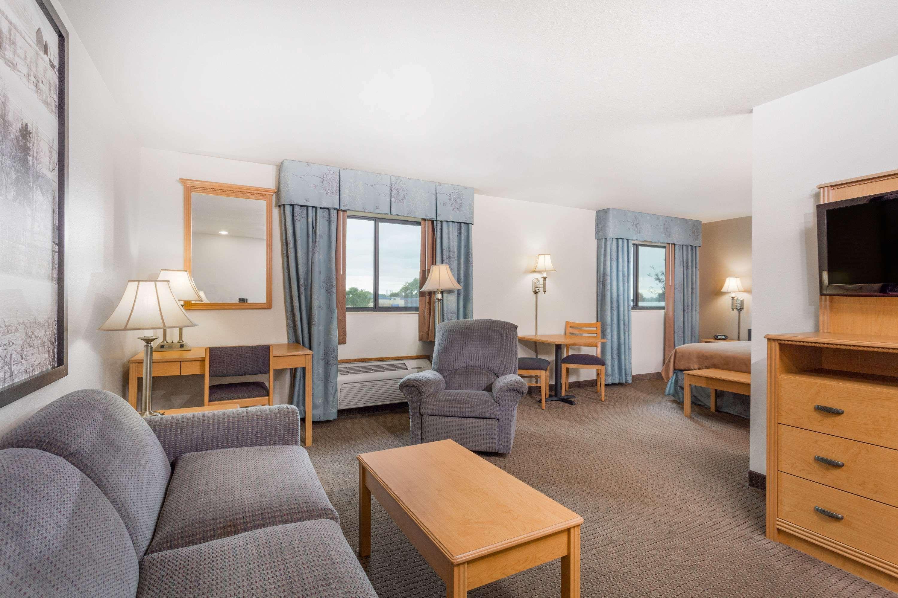 Super 8 By Wyndham Monroe Wi Hotell Exteriör bild