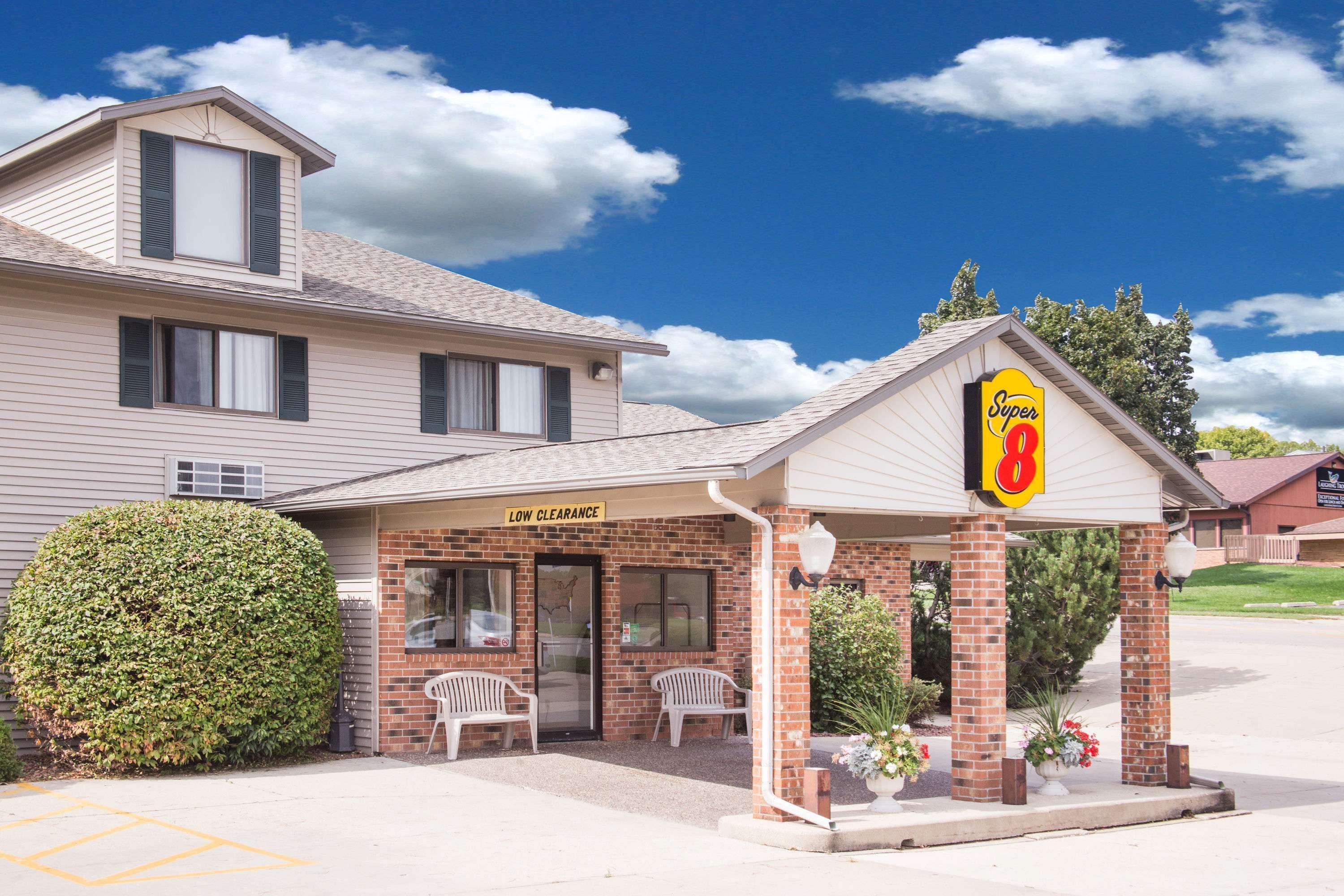Super 8 By Wyndham Monroe Wi Hotell Exteriör bild