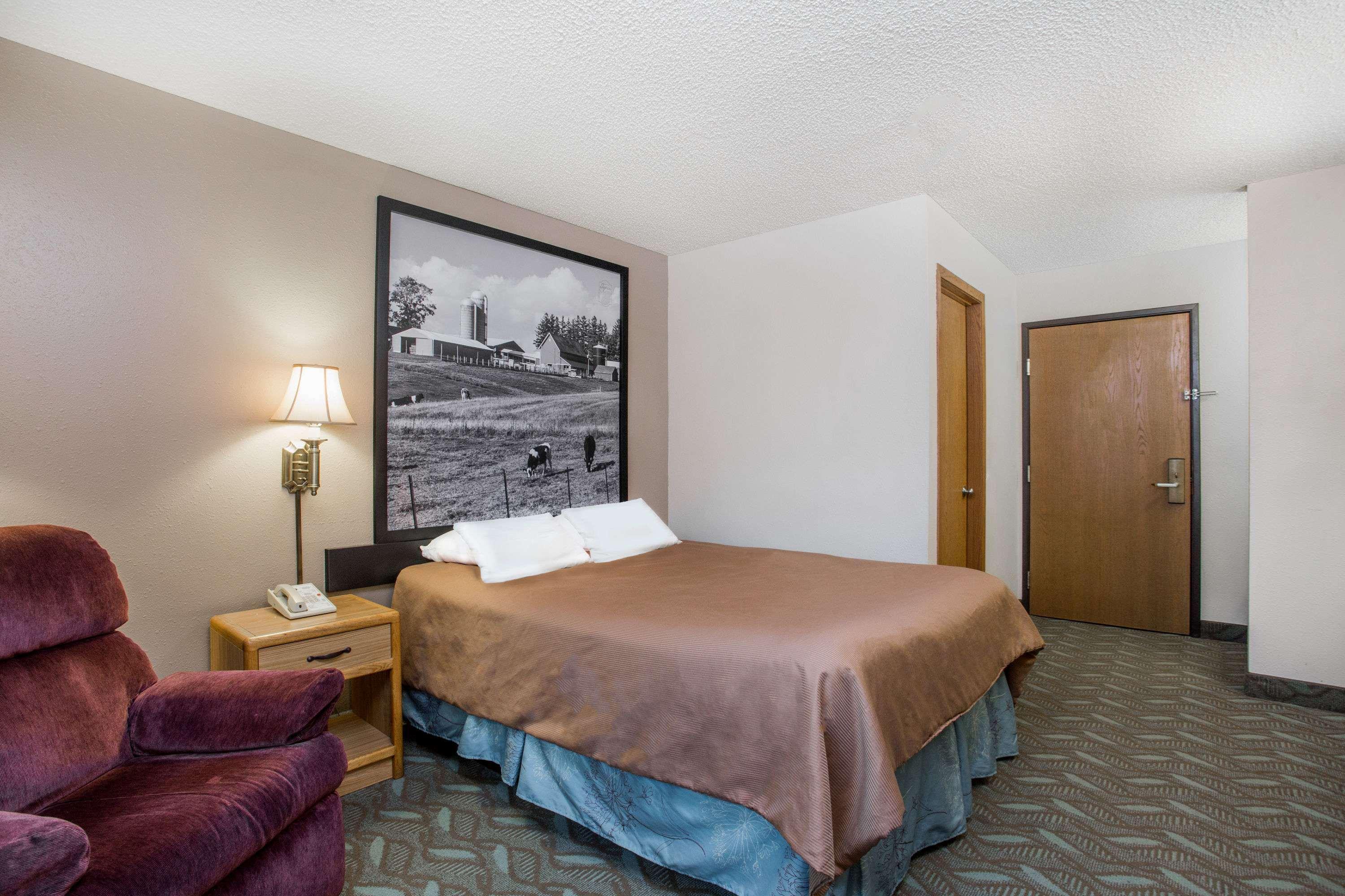 Super 8 By Wyndham Monroe Wi Hotell Exteriör bild
