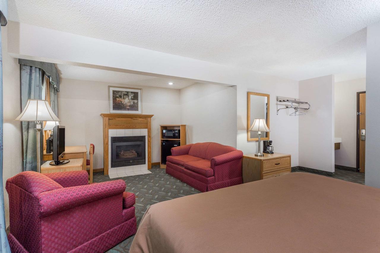 Super 8 By Wyndham Monroe Wi Hotell Exteriör bild